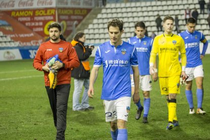 Josemi, derecha, se retira a los vestuarios tras el partido ante el Espanyol B.