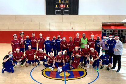 L’equip d’handbol del Barça va felicitar el Nadal en el seu últim entrenament.