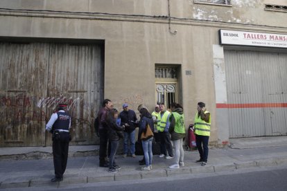 Els membres de la PAH, després de reunir-se amb els Mossos.