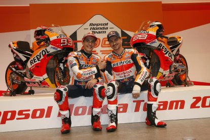 Marc Màrquez y Jorge Lorenzo, ambos convalecientes aún de sus operaciones, durante la presentación ayer del equipo en Madrid.