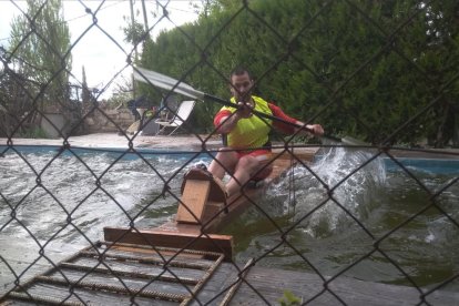 El lleidatà Xavier Miralles es manté en forma remant a la piscina de casa durant la quarantena.