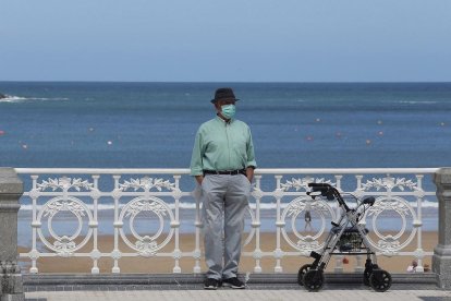 Un hombre en el paseo de La Concha de San Sebastián, ayer.