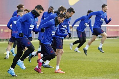 Luis Suárez, Messi, Busquets y Piqué tras ellos ayer durante el entrenamiento de la plantilla.