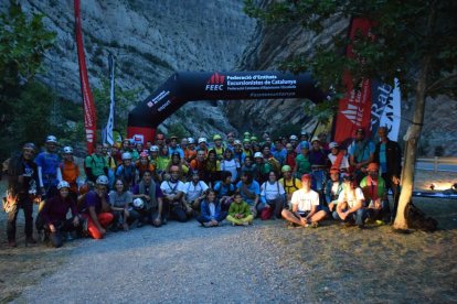 Els participants en el ral·li d’escalada abans d’iniciar les cordades.