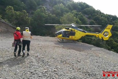 Un helicóptero trasladó al herido desde la pista forestal. 