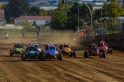 Algunos de los vehículos participantes, en una de las carreras que se disputaron ayer.