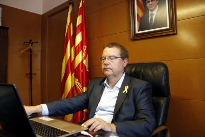 Ramon Augé, en su despacho en la Paeria de Cervera.