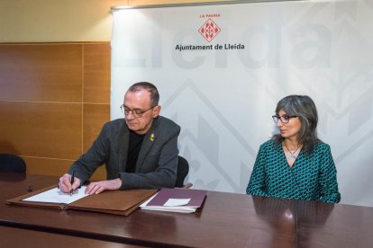 Pueyo, firmando el decreto del cambio de nombres junto a Castro.