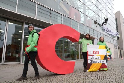 Greenpeace ‘roba’ la C de CDU por la política climática de Merkel