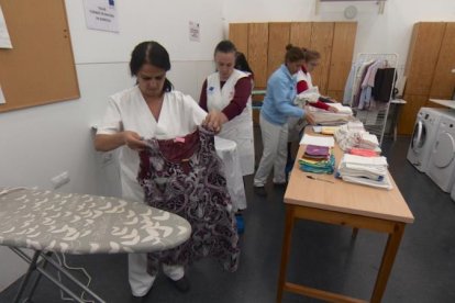 Un taller donde se forman paradas de larga duración, en Sevilla.