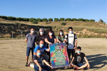 Organizadores y equipo de gobierno de Torrelameu, en el campo de fútbol que acogerá el festival.