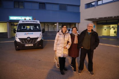 Carme Rigual, Conxi Lapeña y Juan Soler, enfrente del Centro de Salud de Fraga.