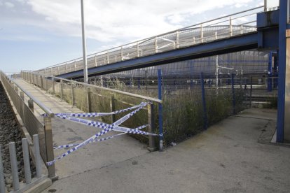 La rampa de las vías del tren está precintada desde el 24 de abril. 