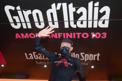 Tao Geoghegan Hart, celebra su triunfo como ganador de la edición 2020 del Giro de Italia.