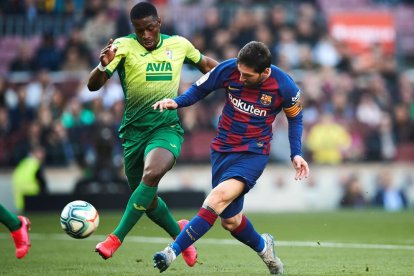 Leo Messi supera el jugador de l’Eibar Pape Diop en la jugada en la qual l’argentí anota el primer dels quatre gols que va firmar davant del quadre armer.