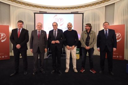 El president Torra acompañado ayer de miembros de Pimec y sindicatos en un acto sobre FP.