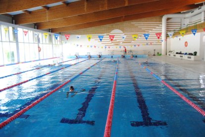 La piscina cubierta ya atiende a usuarios con cita previa. 