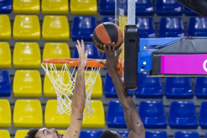 Oriola en una acción del partido de ayer.