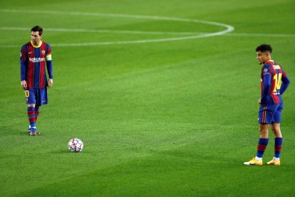 Coutinho observa cómo Messi se dispone a lanzar una falta, en un acción del partido ante el Madrid.