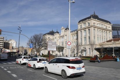 La parada de taxis ante la estación de trenes, ayer. 