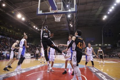 Ablaye Mbaye, uno de los jugadores más destacados del ICG Força Lleida, anota sin apenas oposición de los jugadores del Prat.