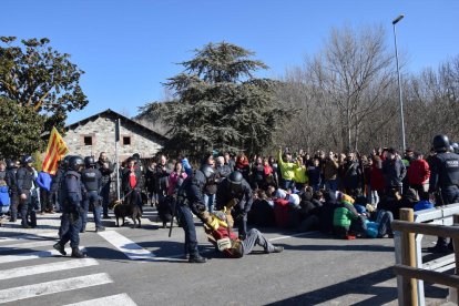 Els Mossos d’Esquadra desallotjant els manifestants que ocupaven la calçada de l’N-260 a la Seu.