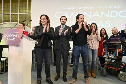 Ada Colau, Alberto Garzón i Pablo Iglesias, en un acte, ahir.