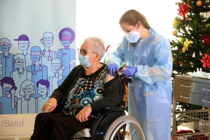 Momento en que Josefa Pérez ha recibido la dosis de la vacuna.