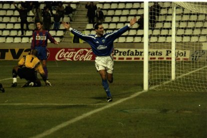 Gerard Escoda celebra un gol durante su etapa de futbolista en la UE Lleida.