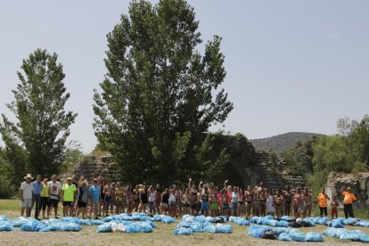 Movilización el pasado verano de vecinos de Camarasa para exigir limpieza en ‘La Platgeta’.