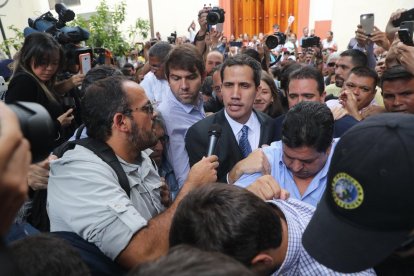 El jefe del Parlamento venezolano, Juan Guaidó , a su llegada este viernes a un evento público con diputados en una plaza en el este de Caracas (Venezuela).