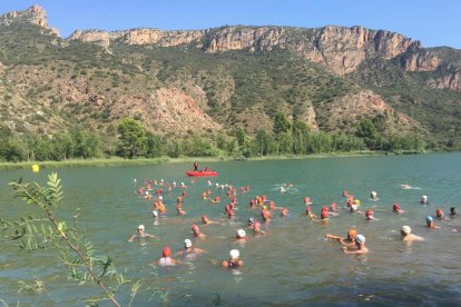 Los participantes del Tritló y el Quadriatló, en las aguas del embalse de Sant Llorenç.