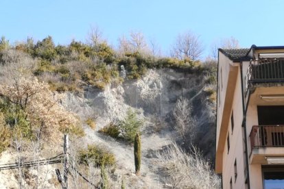 El pendent que se sanejarà i en què es canvia la malla metàl·lica.