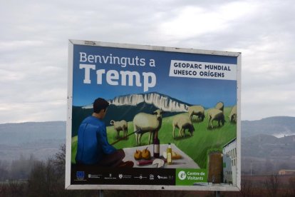 Uno de los carteles que se han instalado en las entradas de Tremp. 