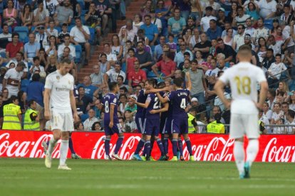 Los jugadores del Valladolid celebran el tanto del empate en el Bernabéu.