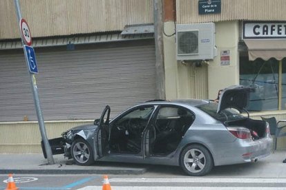 Un coche se estampa contra una farola en Tàrrega