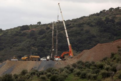 Una grúa mantiene suspendido el tubo en el lugar de los trabajos al detectarse un nuevo saliente.