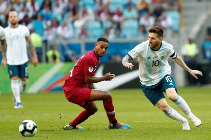 Messi desborda un jugador de Qatar a la Copa Amèrica.