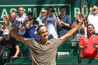 Roger Federer celebra la victòria, ahir al torneig de Halle.