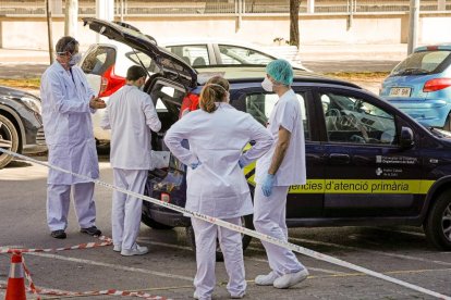 Professionals sanitaris preparant el trasllat a hotels d’hospitalitzats en estat lleu.