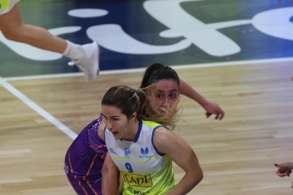 Laura Peña firmó un partido espectacular en el Santiago Martín.