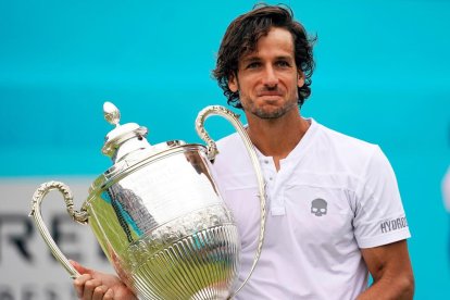 El toledano Feliciano López, con el trofeo que conquistó ayer.