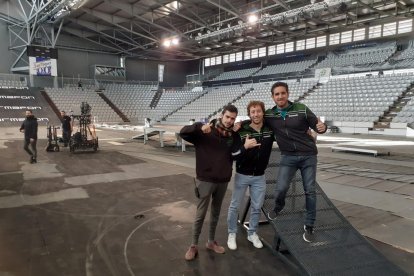 Algunos pilotos pudieron comprobar la transformación del pabellón Barris Nord para el evento.