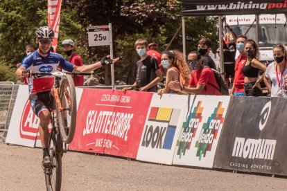 El francès Victor Koretzky aixeca la roda de davant al creuar victoriós la línia de meta.