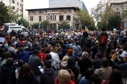 Miles de manifestantes convocados por Tsunami Democràtic en la delegación del Gobierno central en Barcelona, ayer.