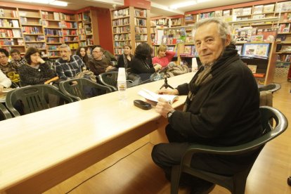 Pere Rovira, en una imatge d'arxiu, durant la presentació a la Llibreria Caselles d'un dels seus llibres.