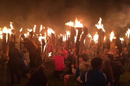 Baixada de falles l’any passat a la localitat de Durro.