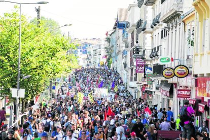 Momento de la manifestación pacífica anti cumbre del G7 a su paso por Hendaya.