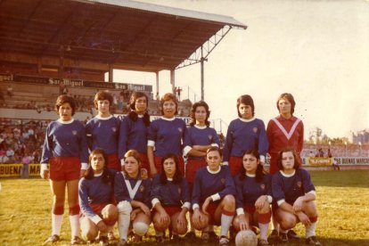 Elena Bobillo, Juanita Sánchez, Amparo Albà, Alexa Berenguer, Maria Molina, Clemente y Enriqueta Palomares (en la fila superior) y debajo, Montse Albà, Lourdes, Paquita Jiménez, Glòria Batlle, Dolores Carreño y Pepita Solé, con la Tribuna del  ...