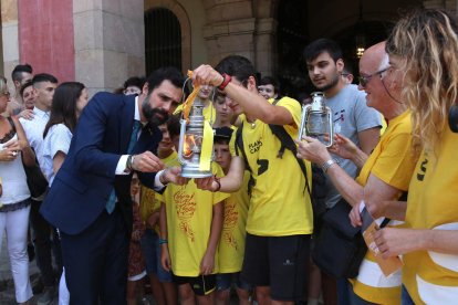 El president del Parlament, Roger Torrent, amb la Flama del Canigó, ahir.